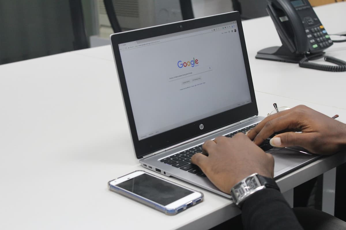 Google teste l'IA pour réécrire vos titres SEO