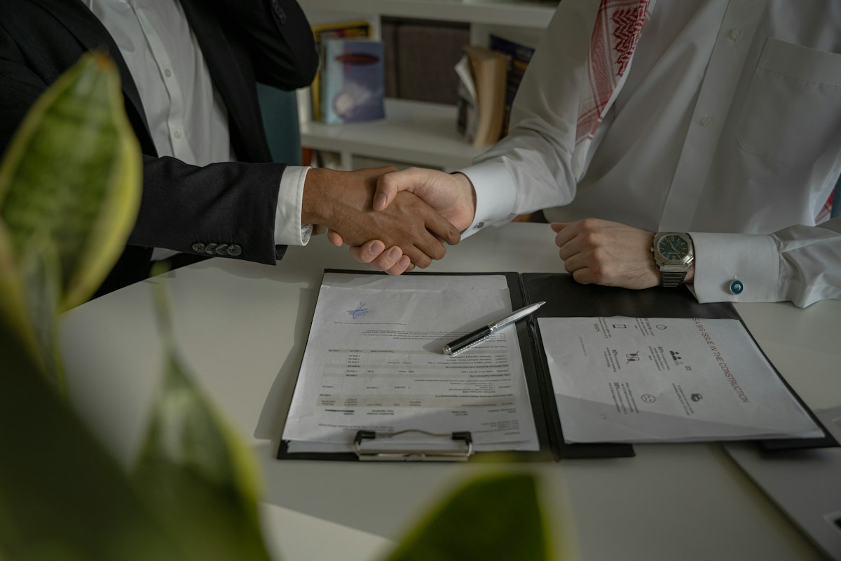 Réunion entre un client TPE et un consultant web pour définir les besoins d'un projet de site internet