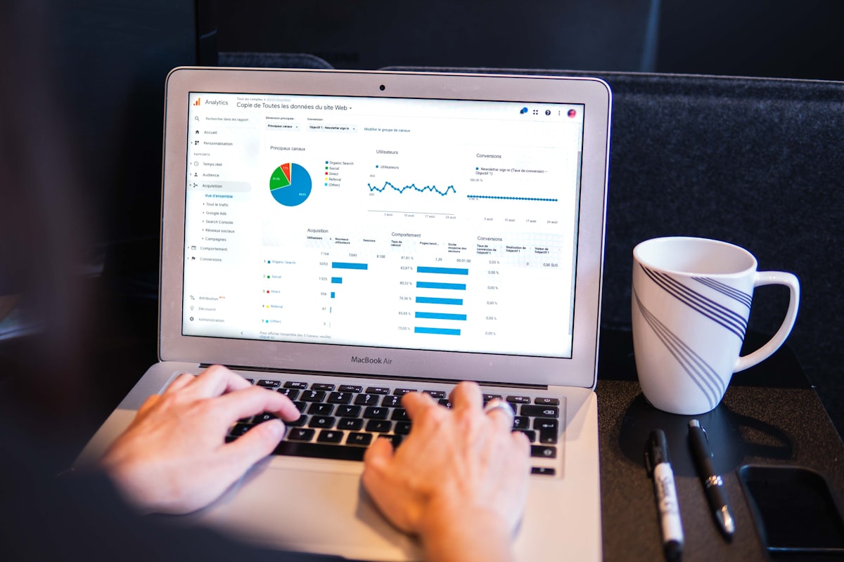 Chef d'entreprise TPE consultant les résultats Google AI Mode sur son ordinateur portable pour sa stratégie digitale