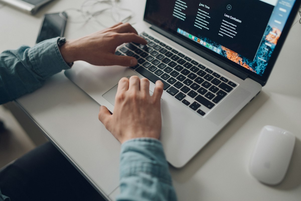 Comparaison des extensions de noms de domaine .fr et .com sur un écran, pour une entreprise française