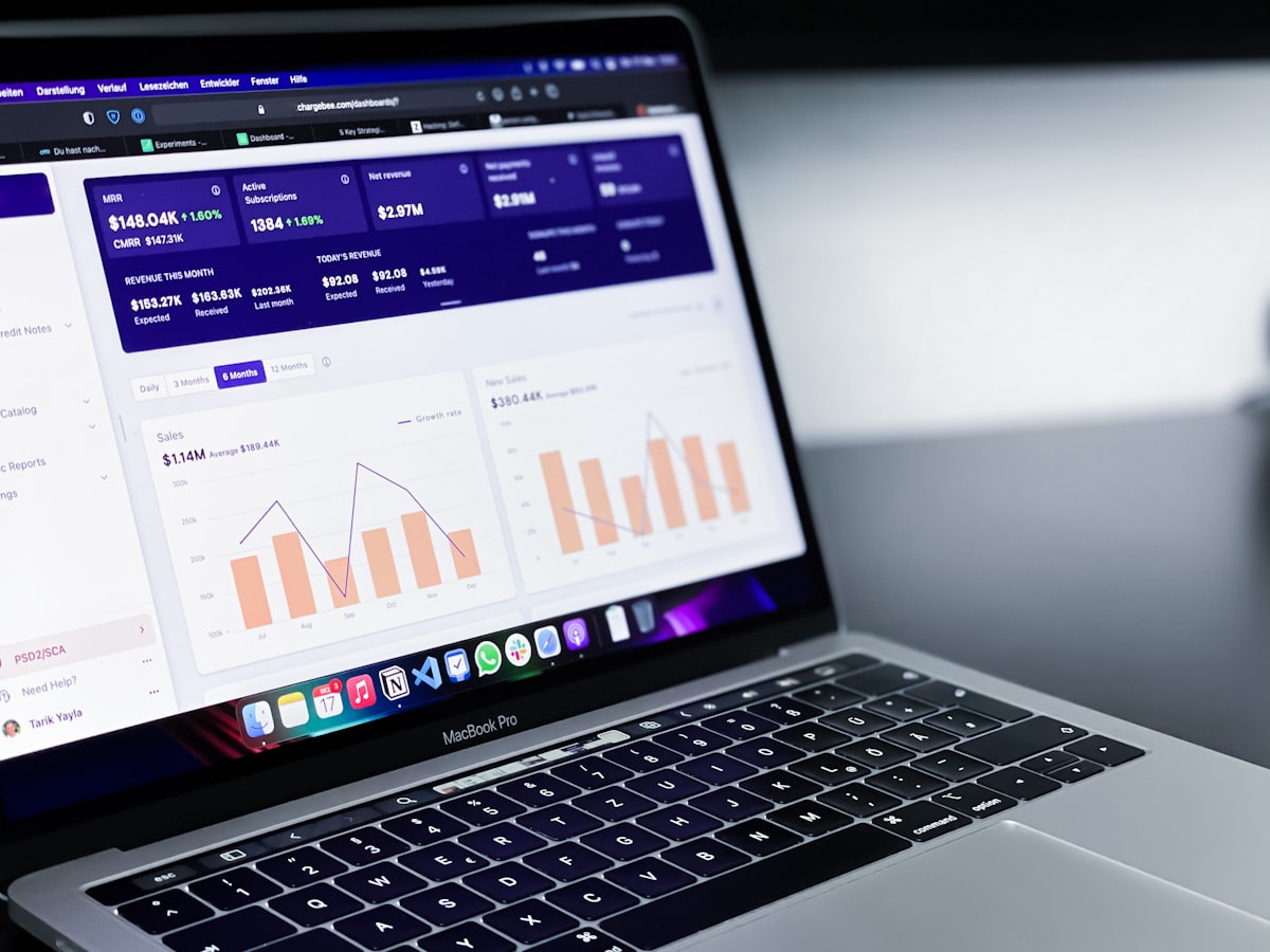 Chef d'entreprise artisan analysant les statistiques de son site internet sur une tablette numérique