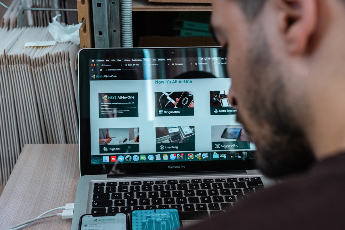 Interface d'administration d'un site web montrant les mises à jour de sécurité et sauvegardes automatiques