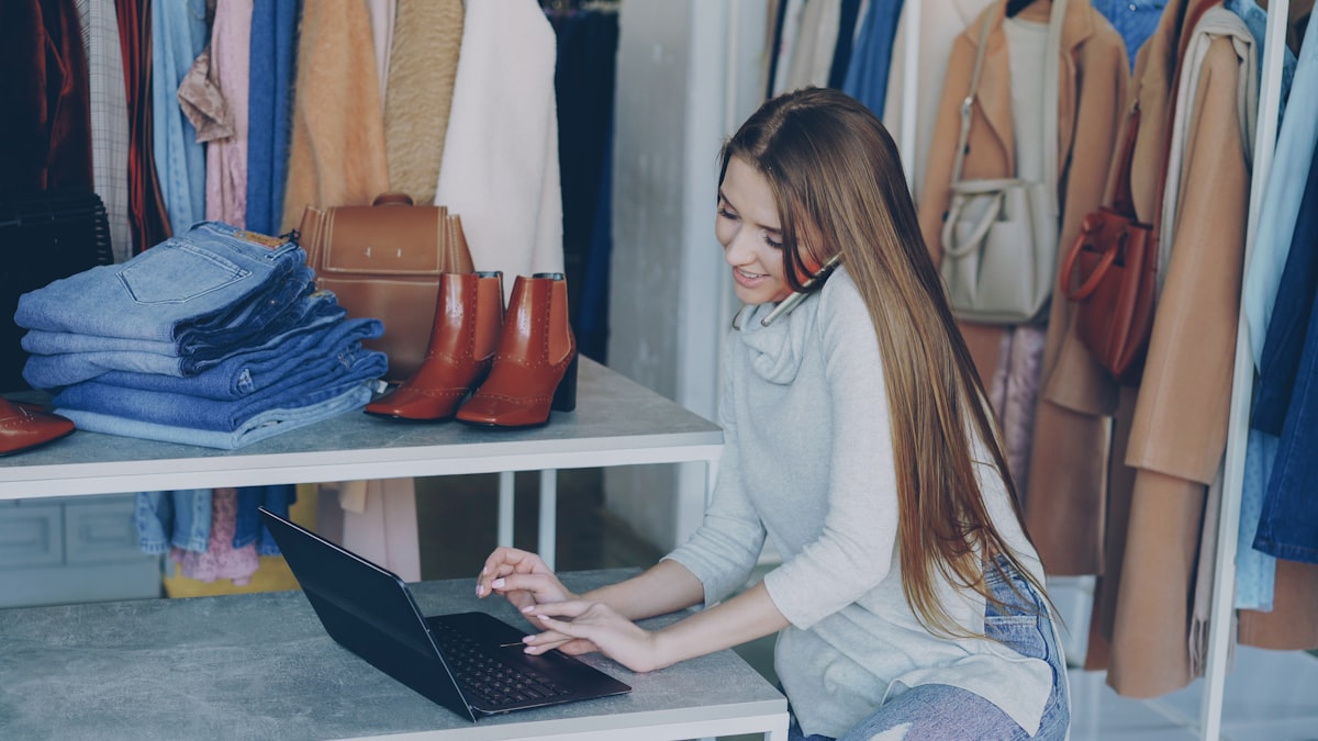 Comparaison de devis pour la création d'un site e-commerce posés sur un bureau avec une calculatrice