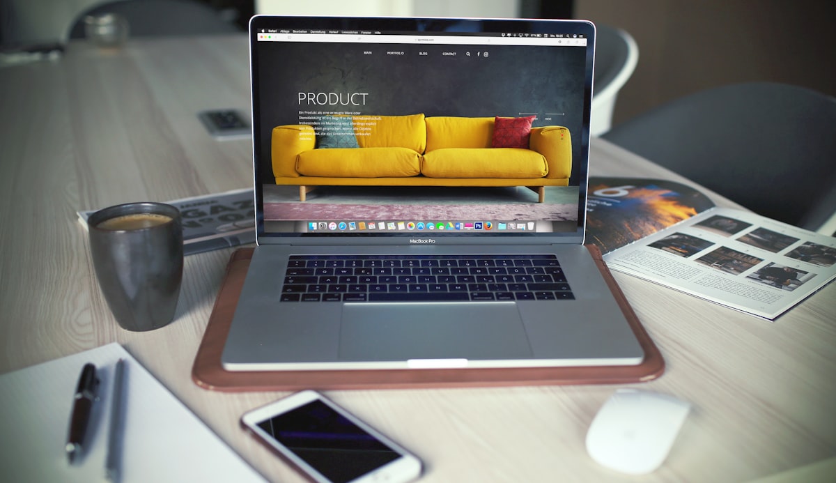 Client souriant utilisant un smartphone pour naviguer sur un site web d'artisan bien conçu et rassurant