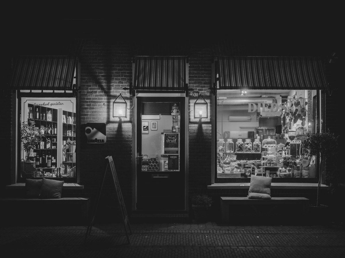 Chef d'entreprise TPE découvrant l'importance d'un site internet pour attirer de nouveaux clients localement