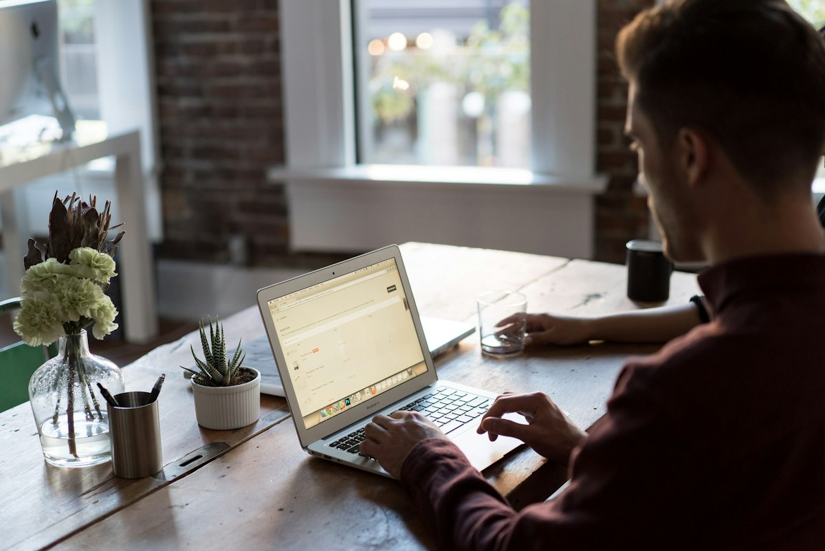 Entrepreneur TPE calculant le coût de création de site internet entre solution DIY et agence web
