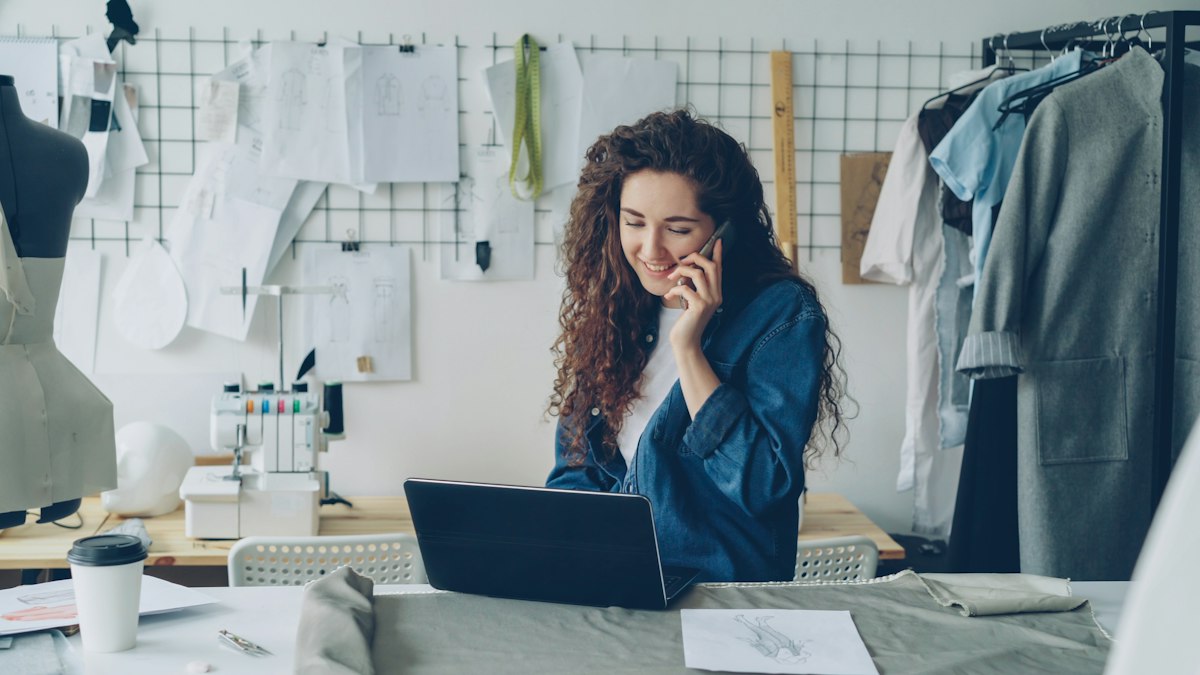 Commerçante française analysant des offres de prestataires web pour son site vitrine