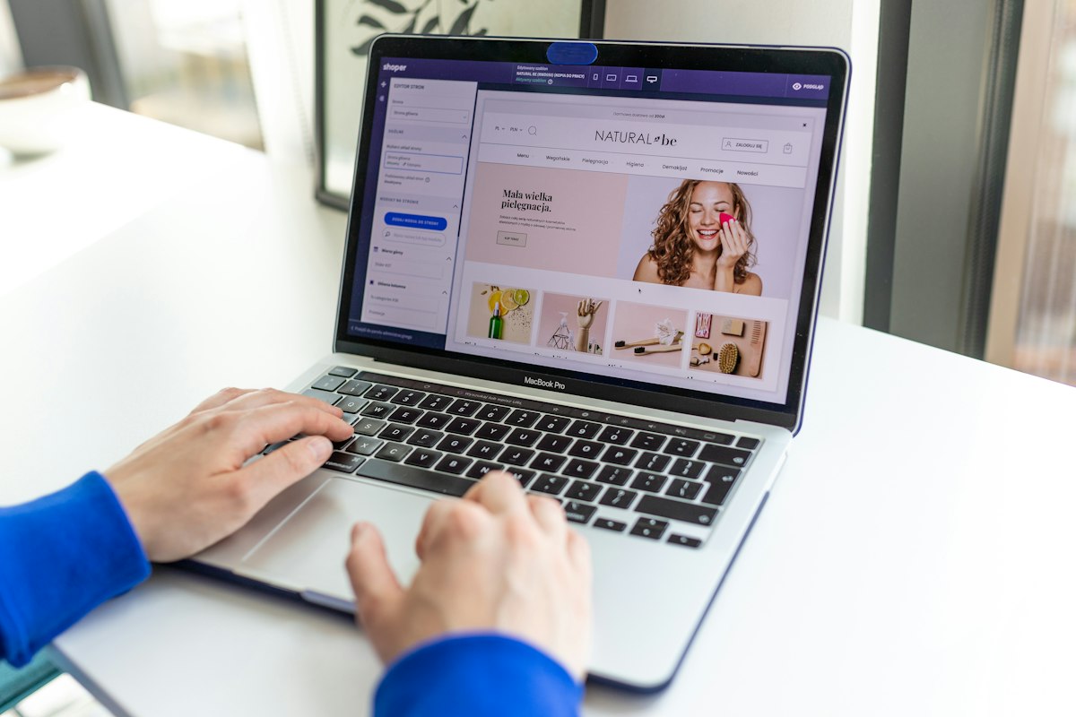 Commerçante rédigeant des descriptions produits optimisées pour le référencement naturel de sa boutique en ligne
