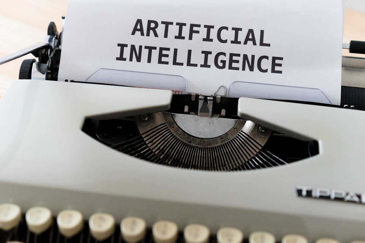 Illustration d'un réseau de données et d'intelligence artificielle connecté à un site web d'entreprise, représentant l'évolution du référencement naturel