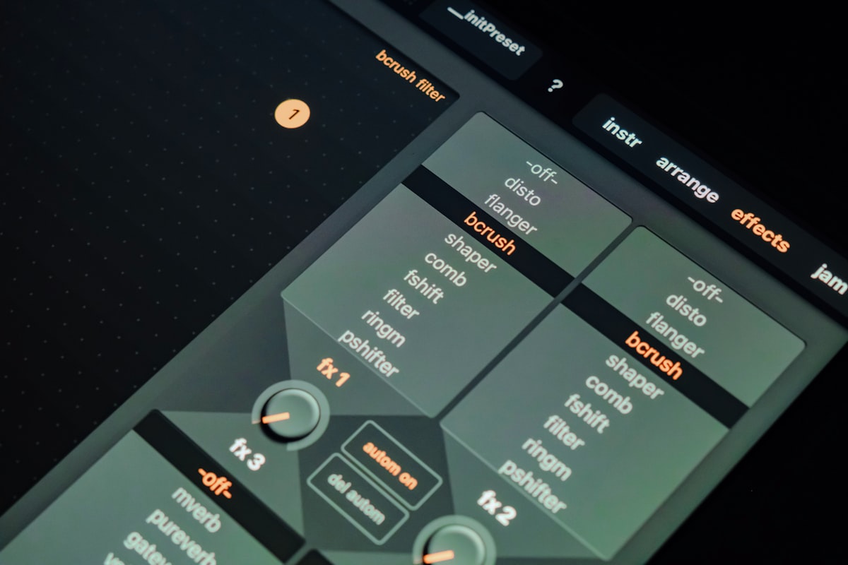 Designer travaillant sur la palette de couleurs d'un site en dark mode pour une PME française
