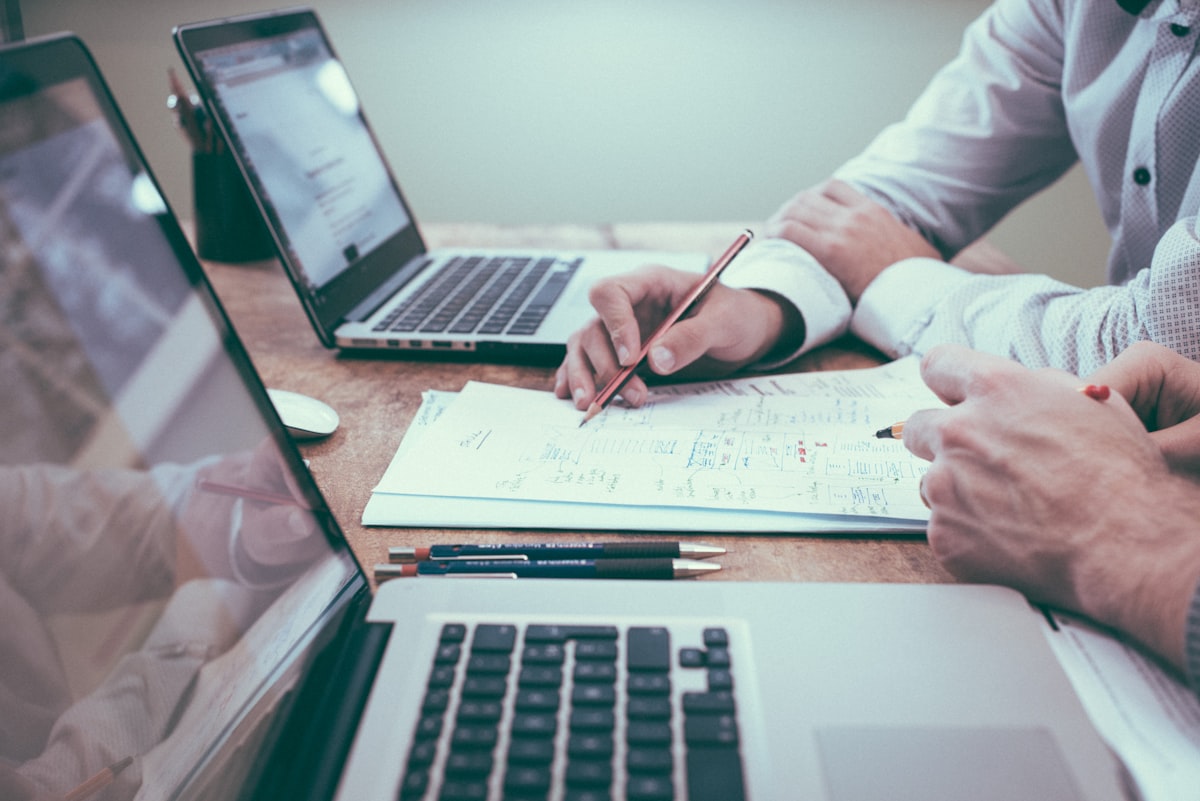 Réunion de travail entre un prestataire web et un artisan pour définir une stratégie digitale rentable