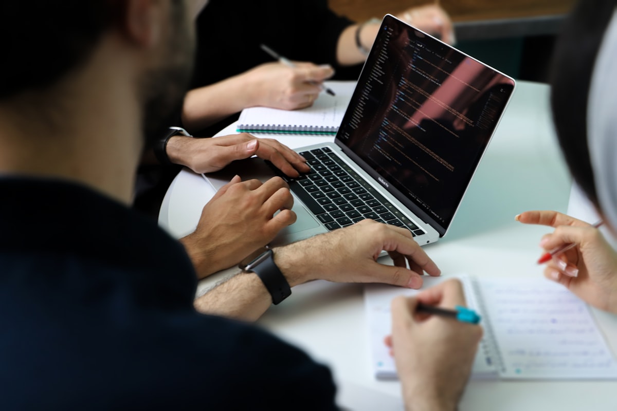 Tableau de bord numérique affichant les performances d'un site web PME : trafic, conversions et ventes