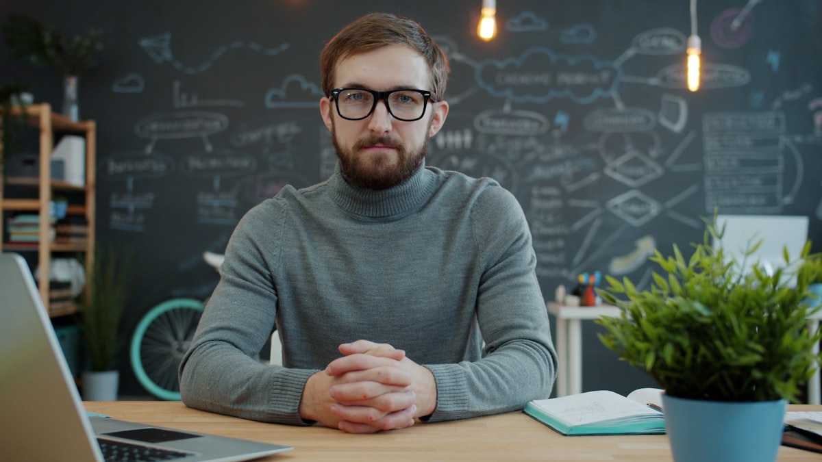 Entrepreneur TPE analysant la structure SEO de son site web sur un ordinateur portable avec des outils d'audit