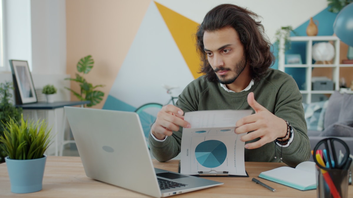 Artisan consultant les statistiques de son site internet sur une tablette pour surveiller son trafic