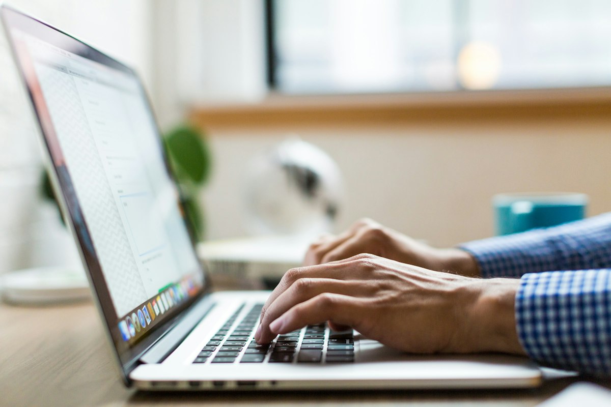 Interface d'un outil d'emailing affichant les statistiques d'une campagne newsletter pour une petite entreprise