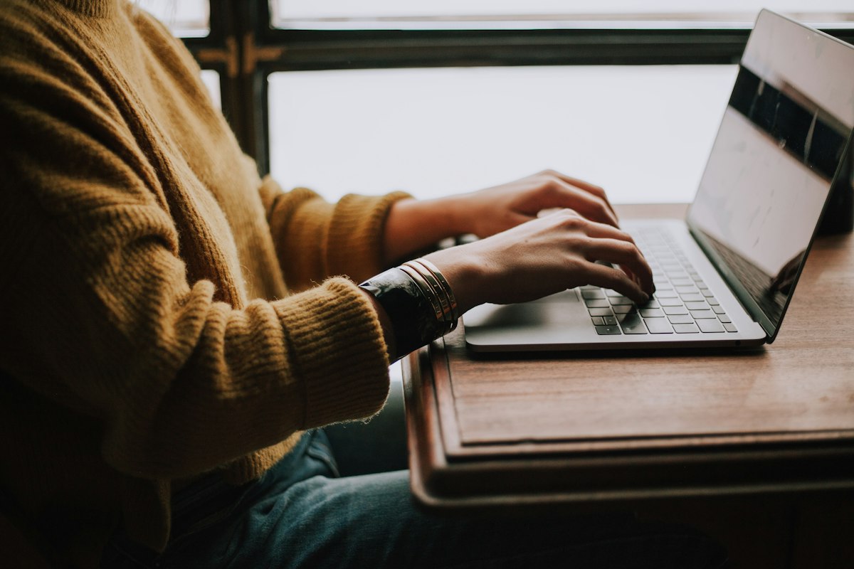 Commerçante consultant ses résultats d'email marketing sur tablette dans sa boutique