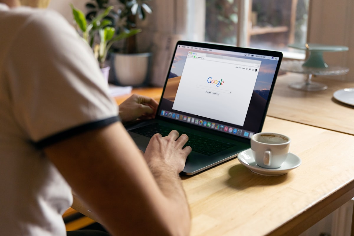 Entrepreneur français analysant sa stratégie de référencement naturel et ses liens entrants sur un ordinateur portable