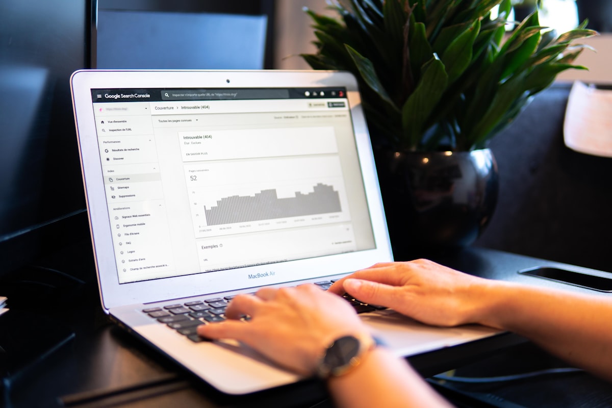 Tableau de bord SEO montrant l'évolution du profil de backlinks d'une PME française sur un écran d'ordinateur