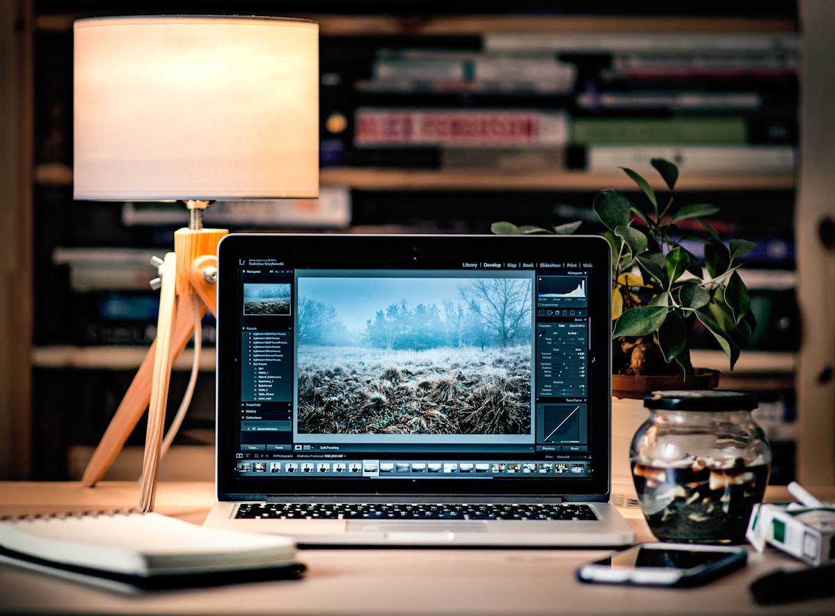 Interface de l'outil Squoosh montrant la compression d'une photo produit avant upload sur un site e-commerce