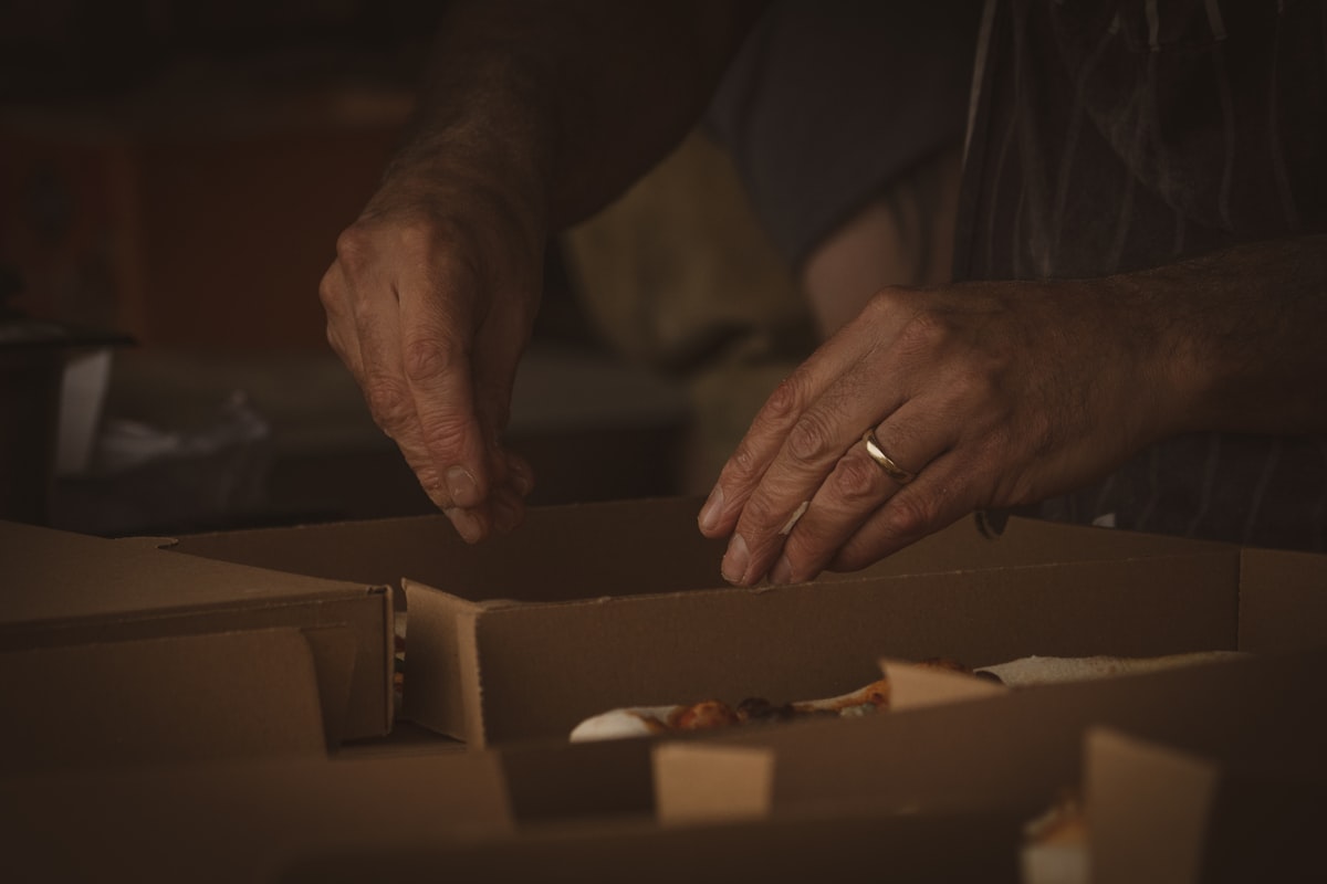 Artisan photographiant ses produits artisanaux pour les fiches de sa boutique e-commerce
