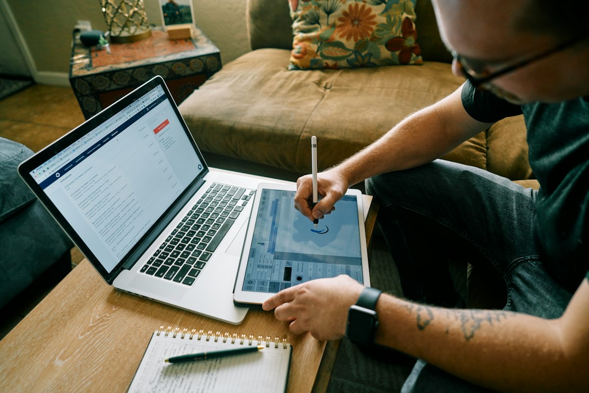 Chef d'entreprise TPE analysant son budget annuel pour la création de son site internet professionnel