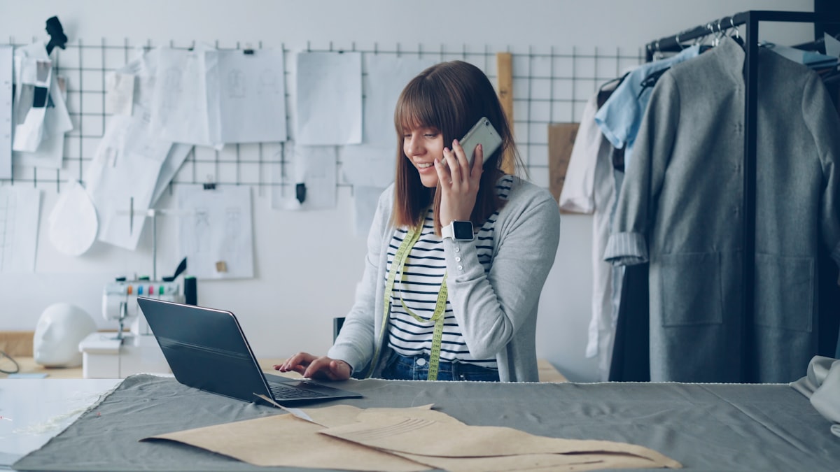 Entrepreneur TPE travaillant sur la stratégie digitale de son entreprise pour ne plus perdre de clients sans site web