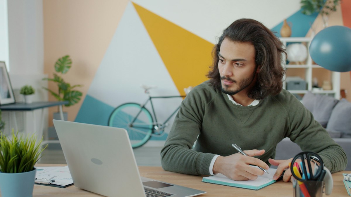 Artisan commerçant qui rassemble ses contenus et visuels pour briefer une agence de création de site internet