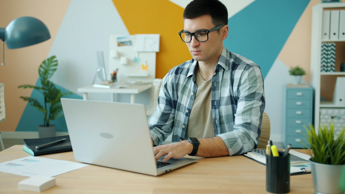 Réunion de cadrage entre un client et une agence web pour définir les objectifs et le budget du projet digital