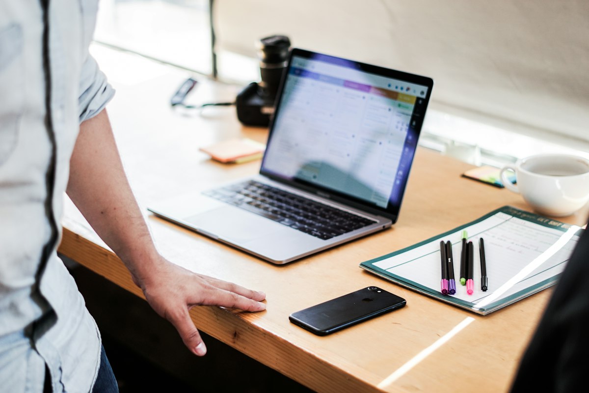 Équipe d'une agence web présentant une maquette de site internet à un client TPE