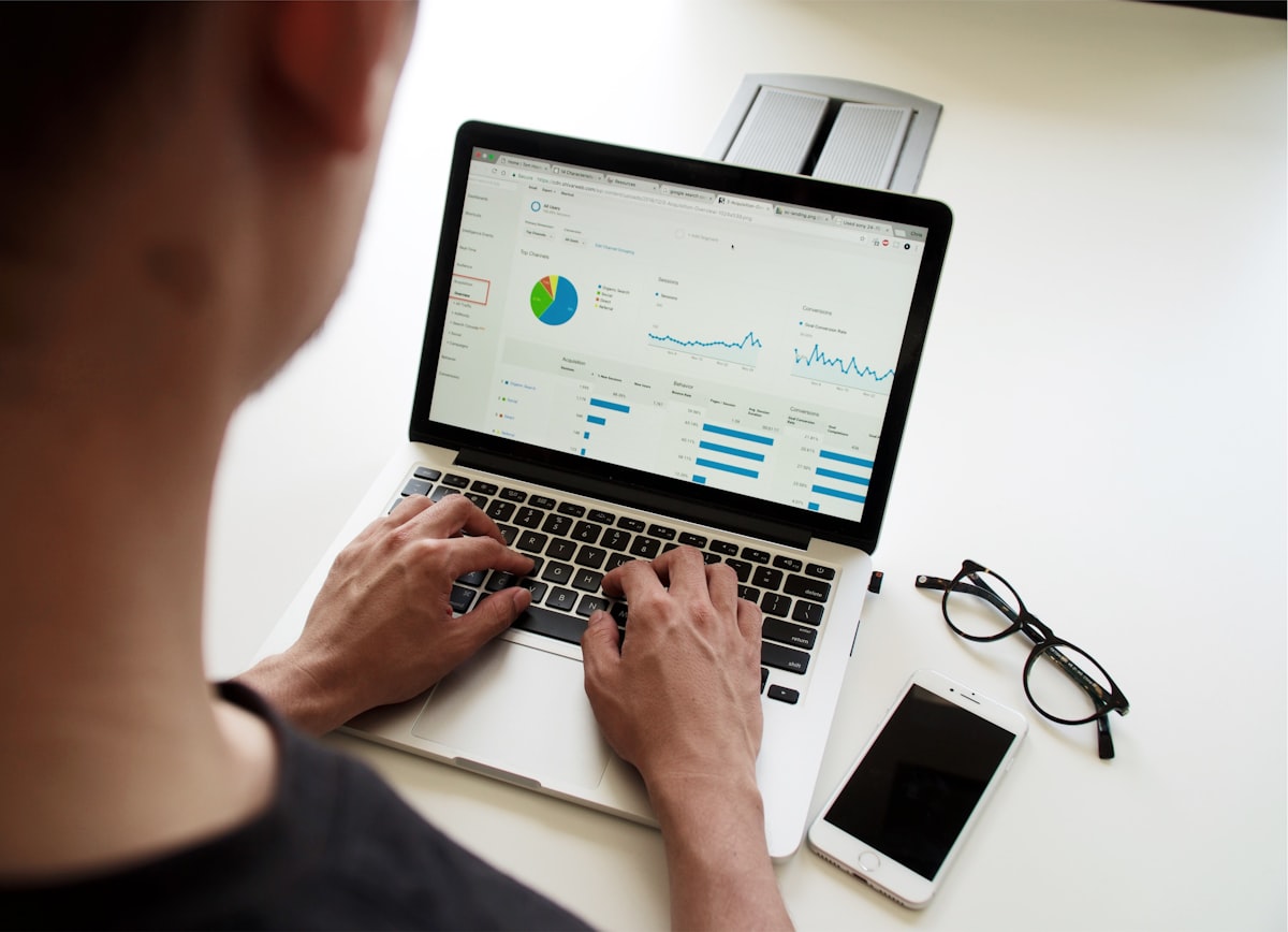 Tableau de bord Google Analytics montrant le trafic et les conversions d'un site web de PME