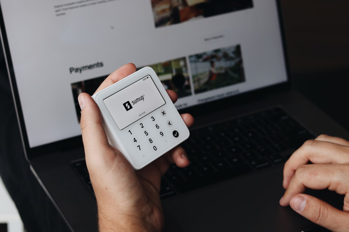 Entrepreneur vérifiant les paramètres de sécurité de son site web sur un ordinateur portable, illustrant la protection contre les cyberattaques