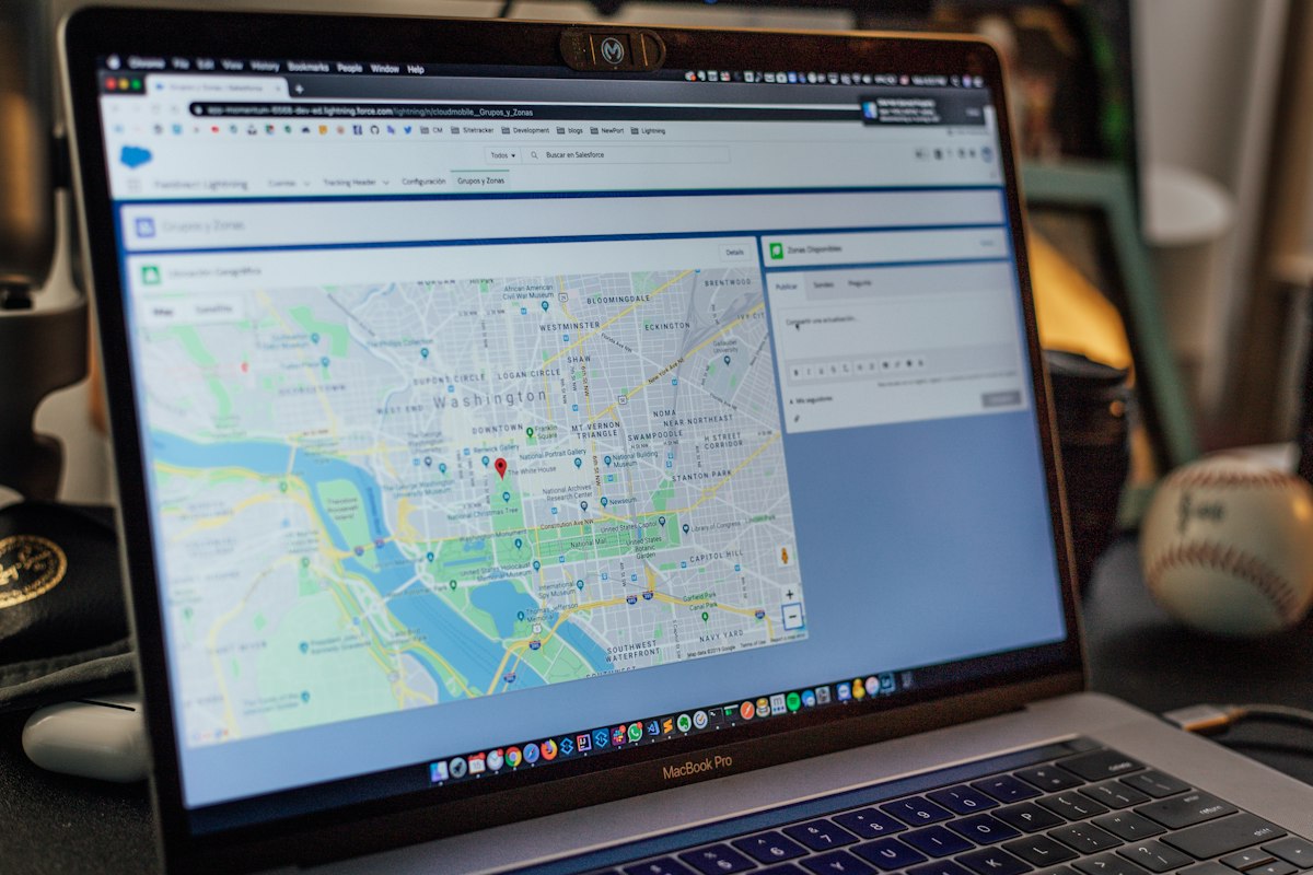 Interface Google Business Profile ouverte sur un ordinateur portable dans un atelier d'artisan