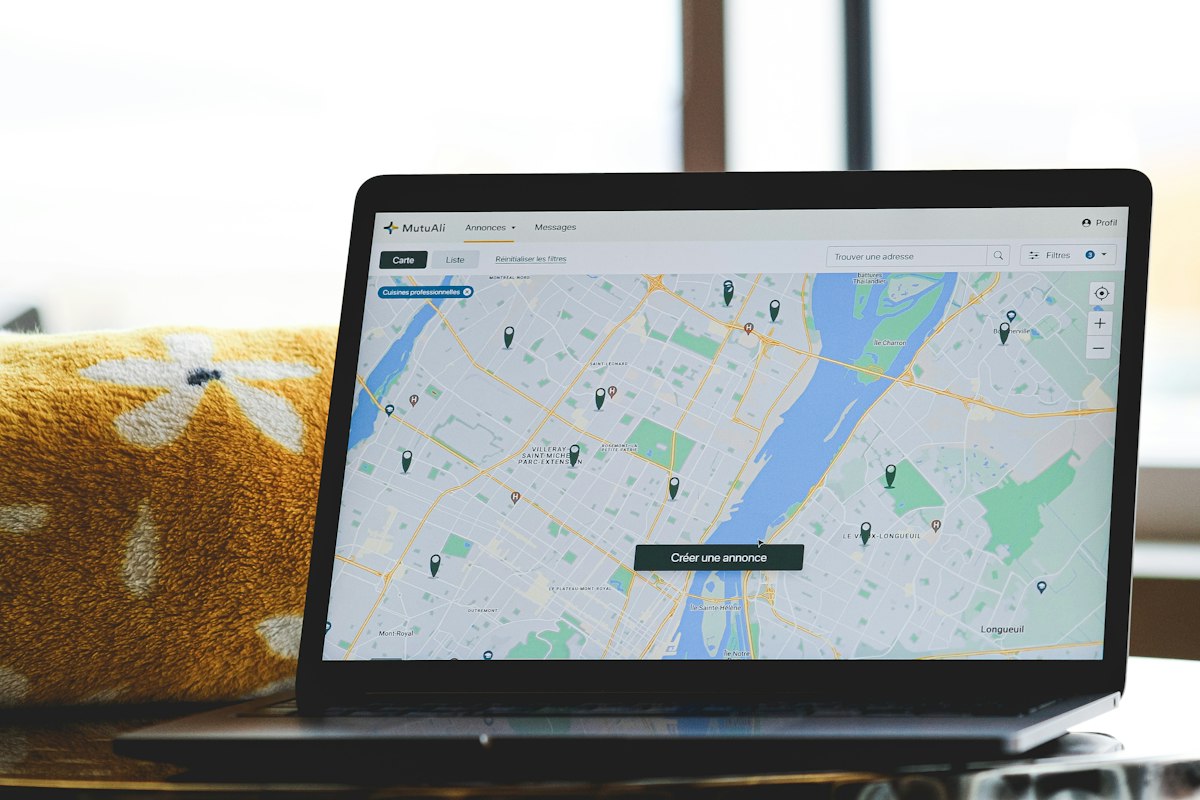 Propriétaire d'une PME analysant sa stratégie de référencement local sur une tablette