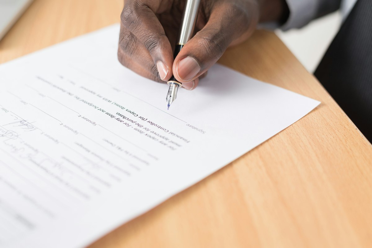 Écran d'ordinateur affichant une interface de site web générique standardisé sans personnalisation
