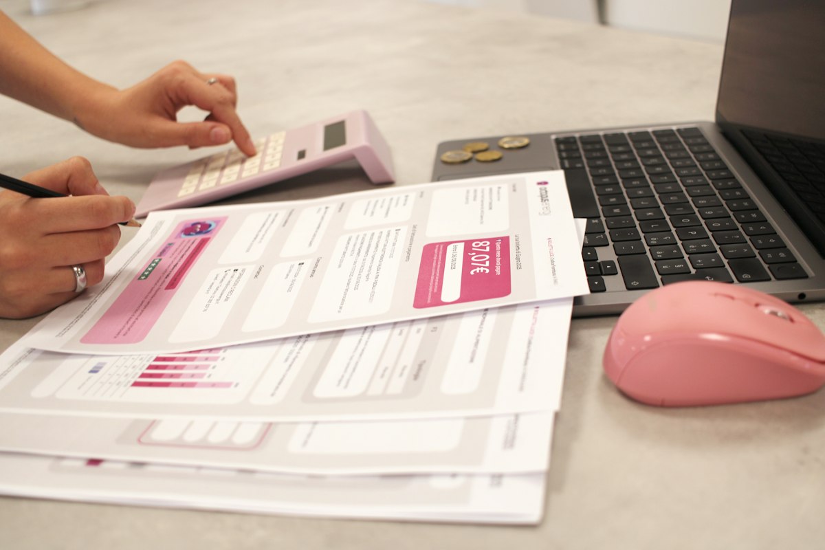 Artisan comparant des offres de création de site internet sur son ordinateur portable dans son atelier