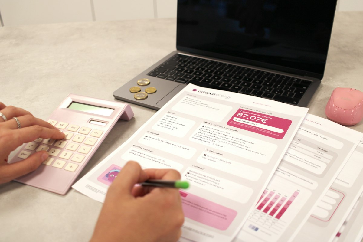 Calculatrice et documents représentant les coûts cachés d'un abonnement site web tout-en-un