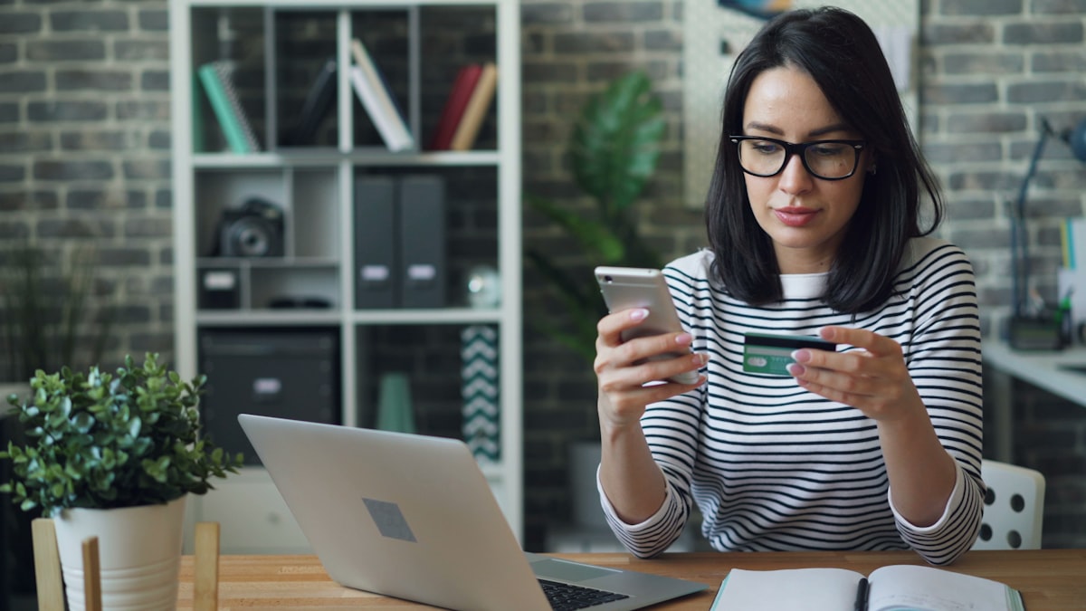Formulaire de paiement sécurisé sur une boutique en ligne avec options Stripe et PayPal visibles